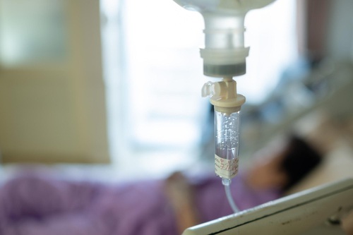 пациент лежит под капельницей октолипена